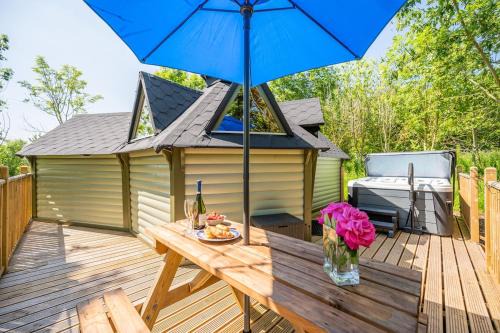 Llanvair Kilgeddin Apartment | Bluebell Cabin & Hot tub