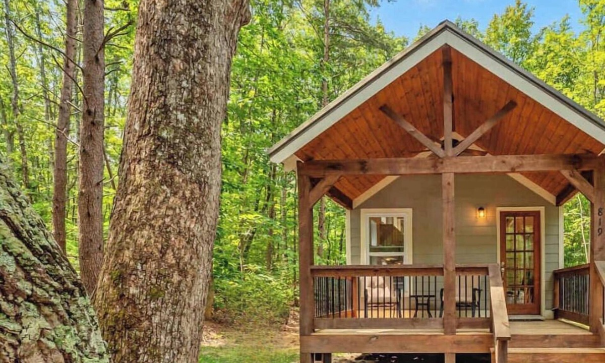 Menlo House | Bluebell Cottage with private fire pit!