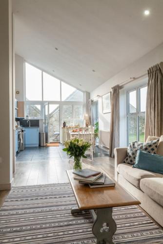Bruton House | Blueberry Barn, light and airy barn conversion near Bruton