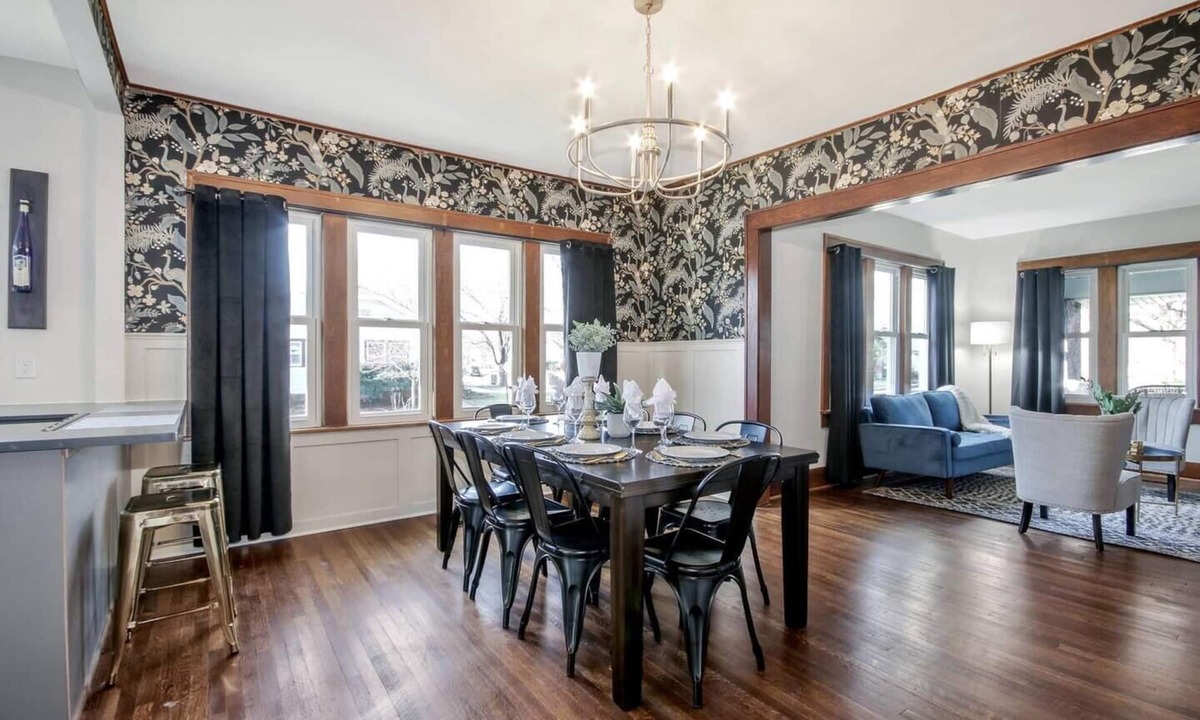 Wichita House | Bluebird Bungalow Spacious Home Ideal for Families and Large Groups