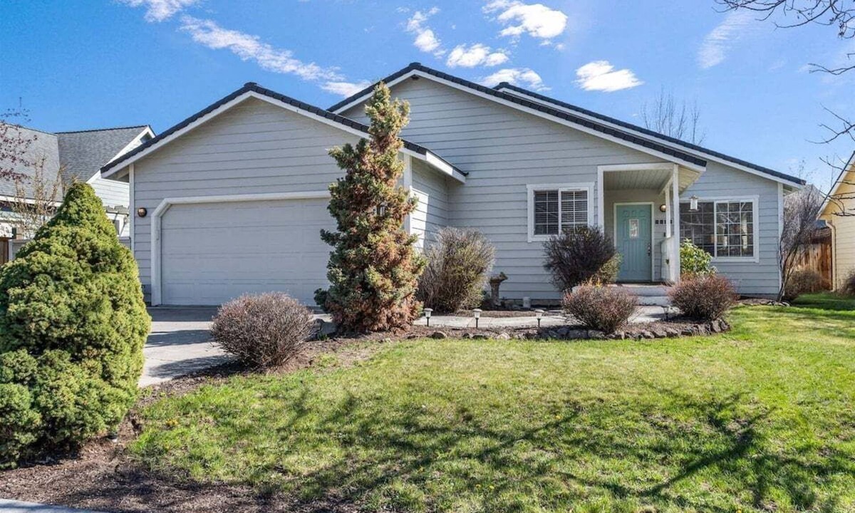 Larkspur House | Bluebird Day - Casa Virginia