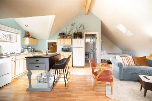 River West House | Bluebird Day - Pine Hideaway