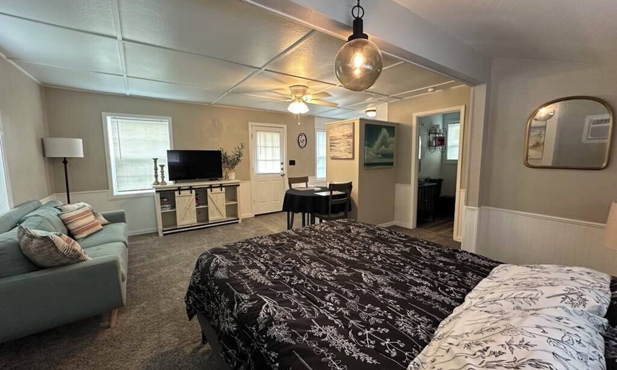 West Tawakoni Cabin | Bluebonnet Cottages by the Lake - Cabin 6