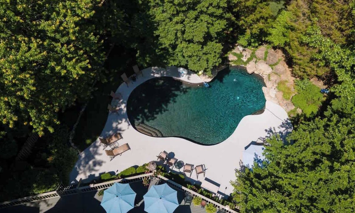 Anchorage House | Bluegrass Whimsy | Your 152nd Derby Headquarters!