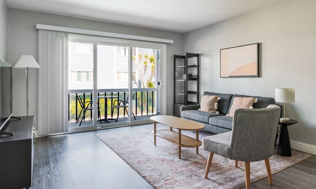 Alameda Apartment | Blueground | Alameda, pool, nr Alameda Beach