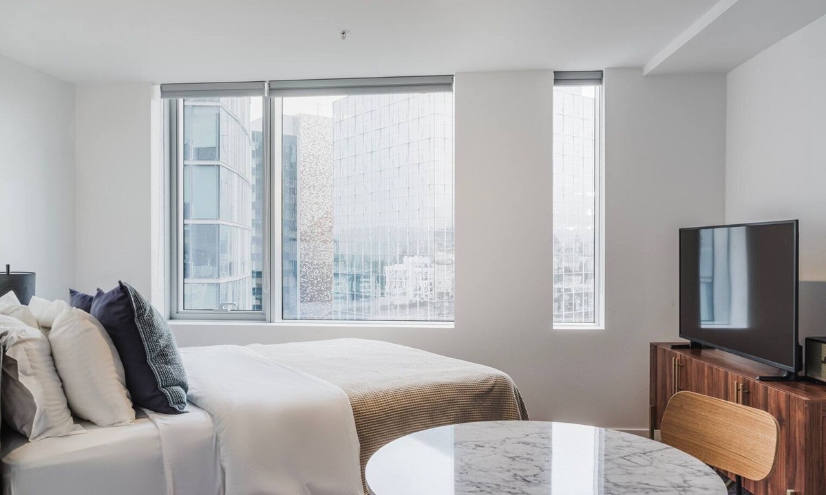 West Bellevue Apartment | Blueground | Bellevue, pool, nr parks