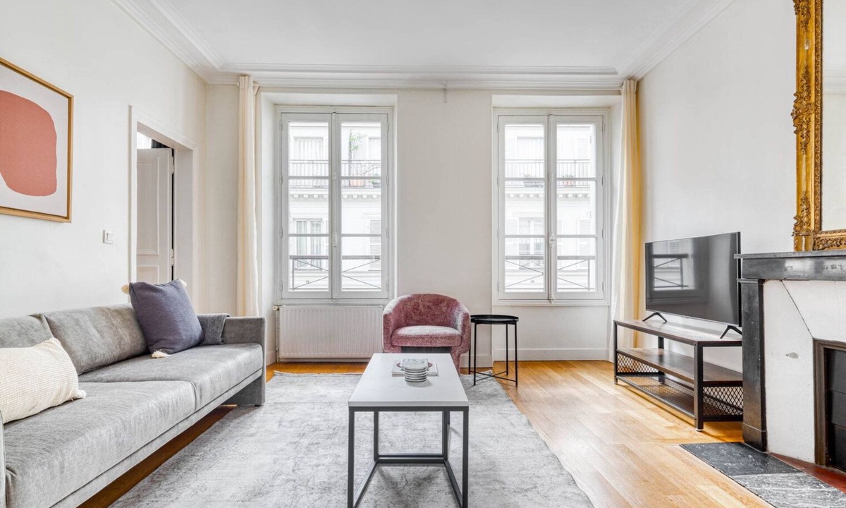 8th Arrondissement Apartment | Blueground | Champs Elysées, office, furnished