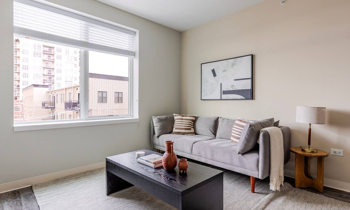 Edgewater Apartment | Blueground | Edgewater, fitness center, nr Lake