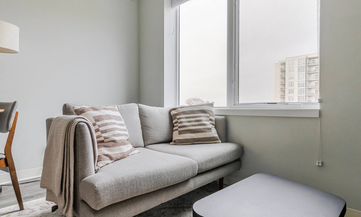 Edgewater Apartment | Blueground | Edgewater, fitness center, nr Lake