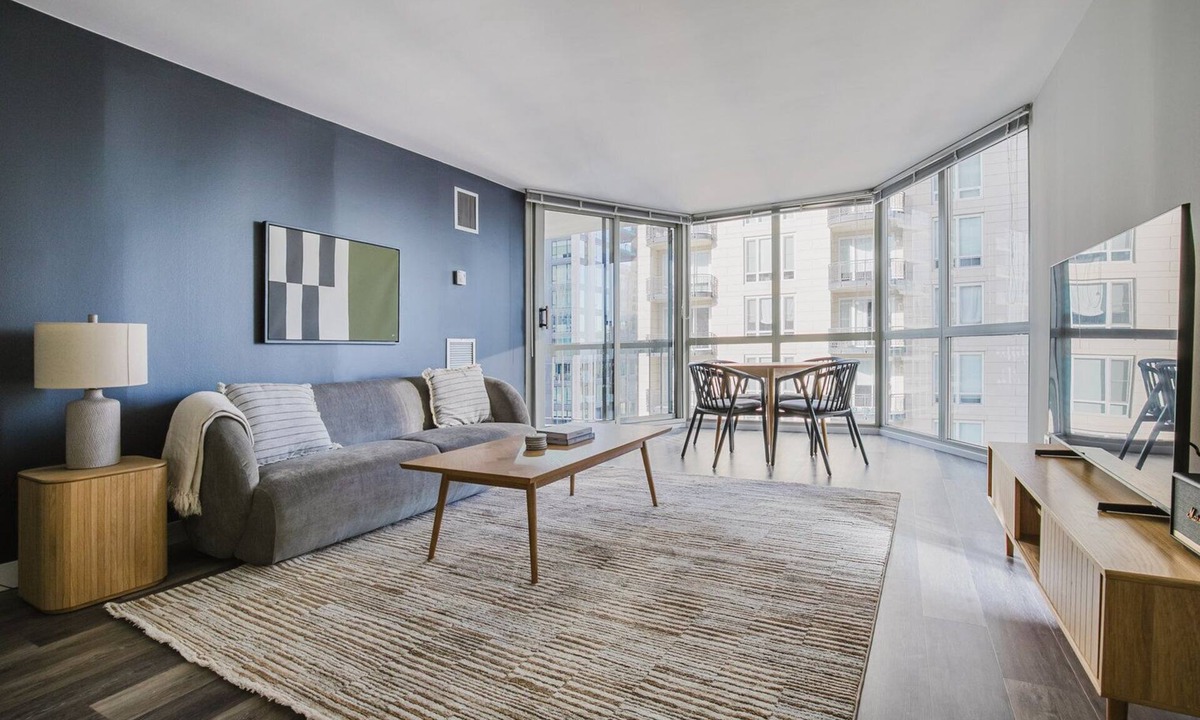 Rush and Division Apartment | Blueground | Gold Coast, rooftop & gym, nr Hancock