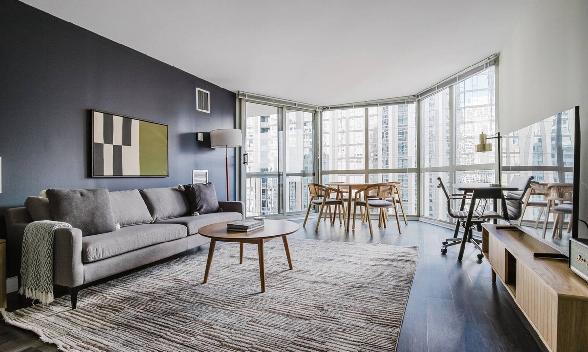 Rush and Division Apartment | Blueground | Gold Coast, rooftop & gym, nr Hancock