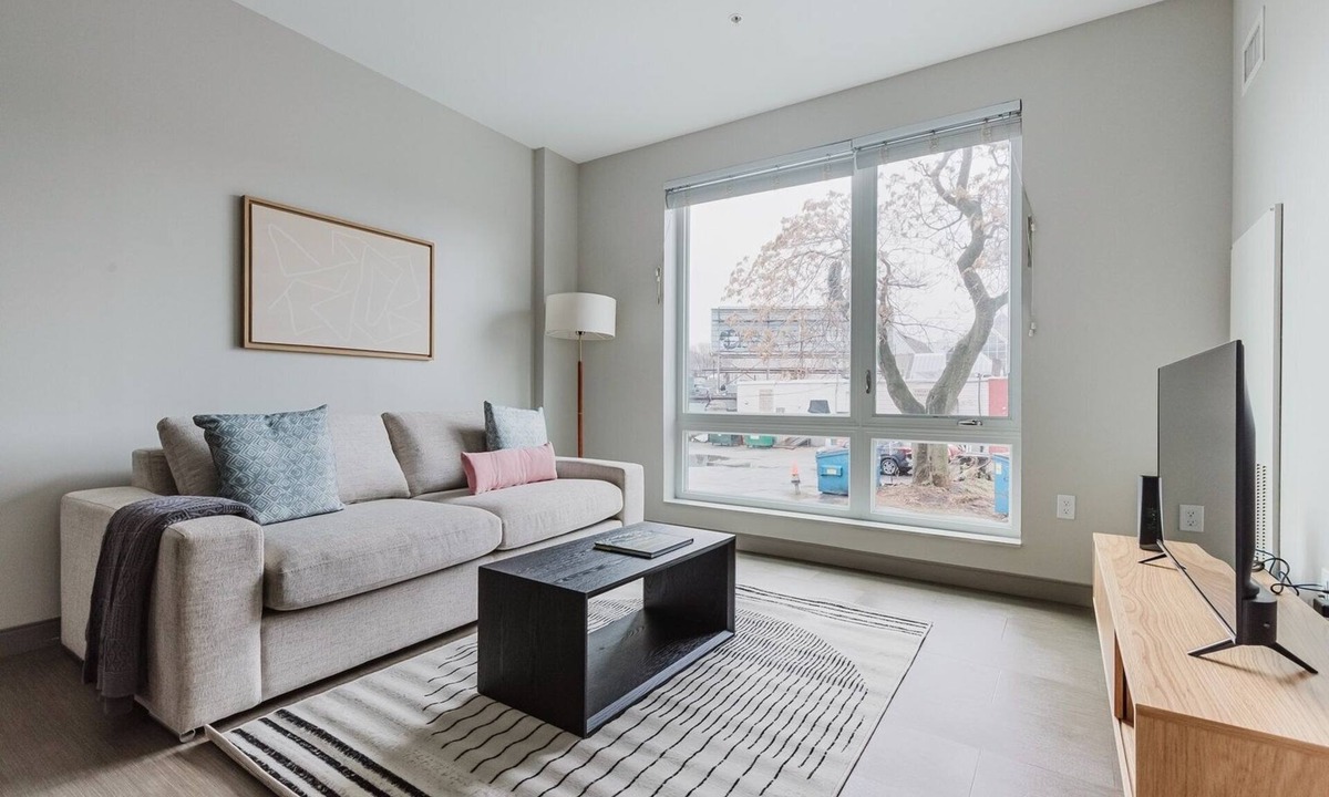 Forest Hills - Woodbourne Apartment | Blueground | Jamaica Plain, AC, gym, nr pond