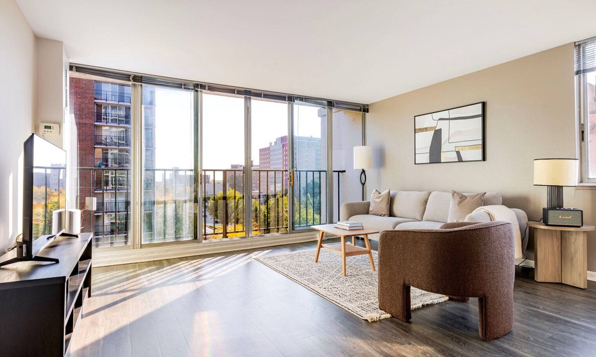 Near West Side Apartment | Blueground | Little Italy, pool, nr Union Park