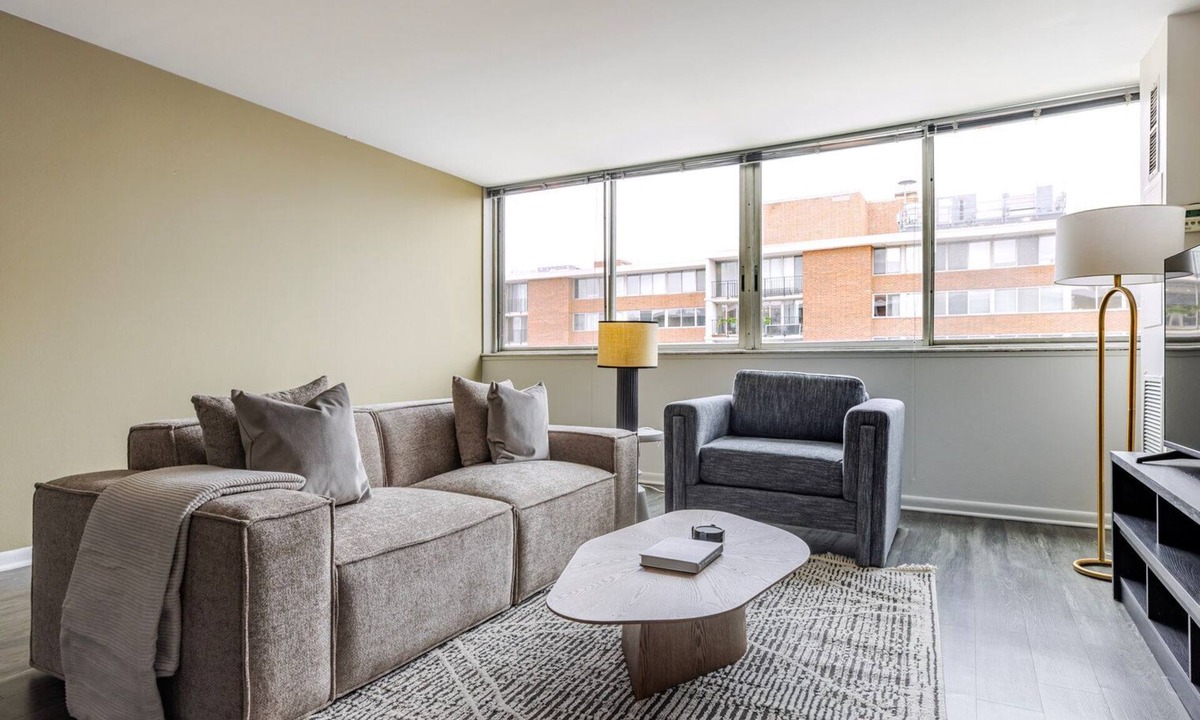 Near West Side Apartment | Blueground | Little Italy, pool, nr UIC