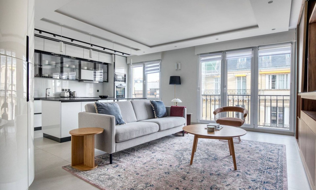 Porte-Dauphine Apartment | Blueground | Mairie du XVI, balcony, nr dining