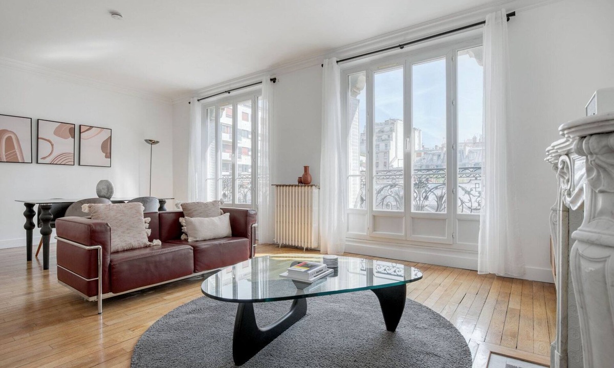 Passy Apartment | Blueground | Passy, nr shopping & dining