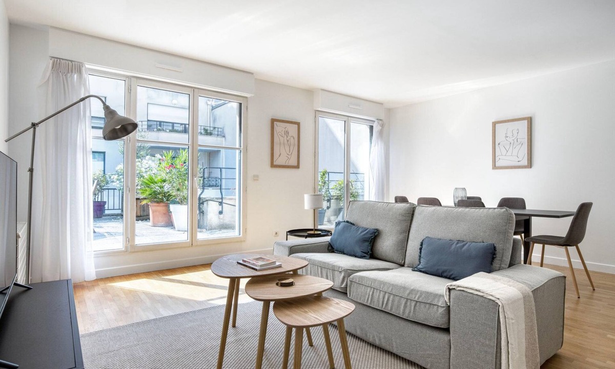 Plaisance Apartment | Blueground | Plaisance, elev & balcony, nr shops