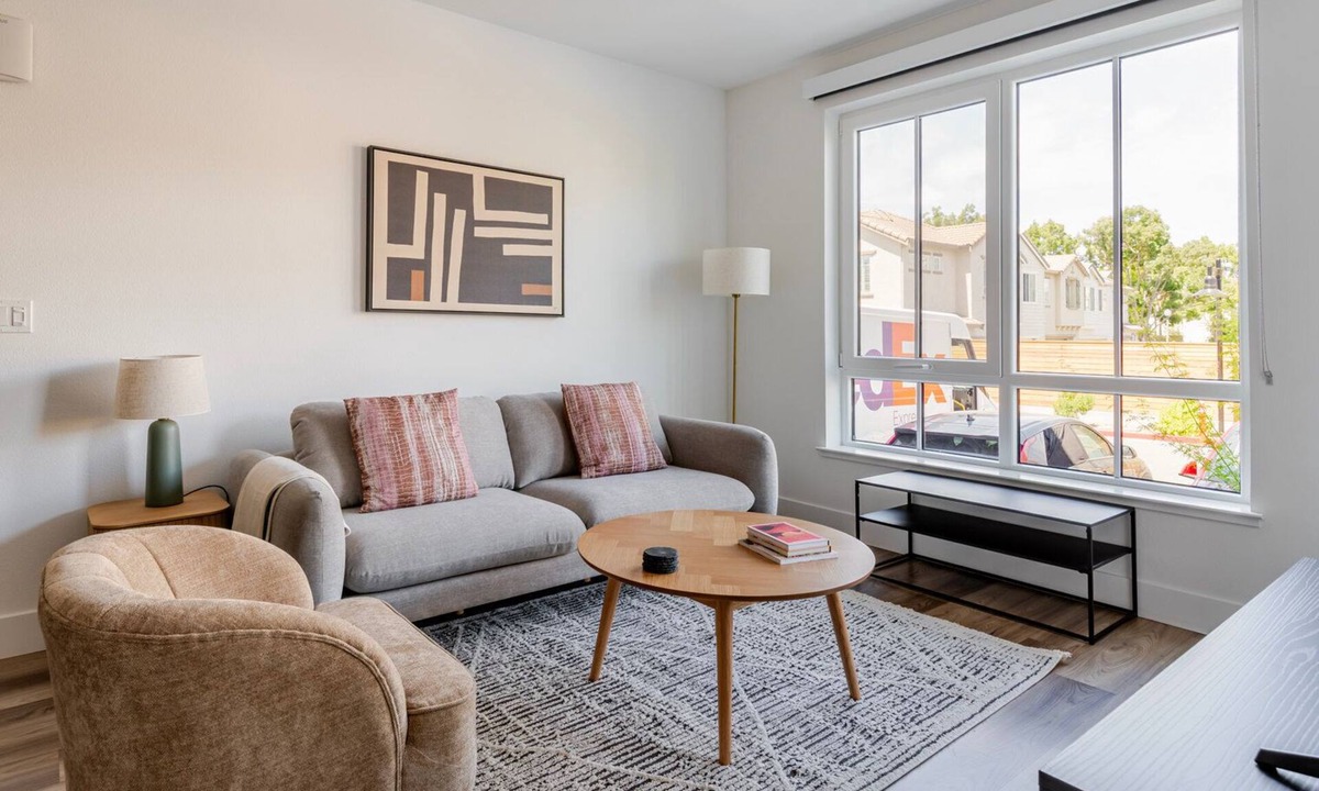 Pleasant Hill Apartment | Blueground | Pleasant Hill, balcony, nr park