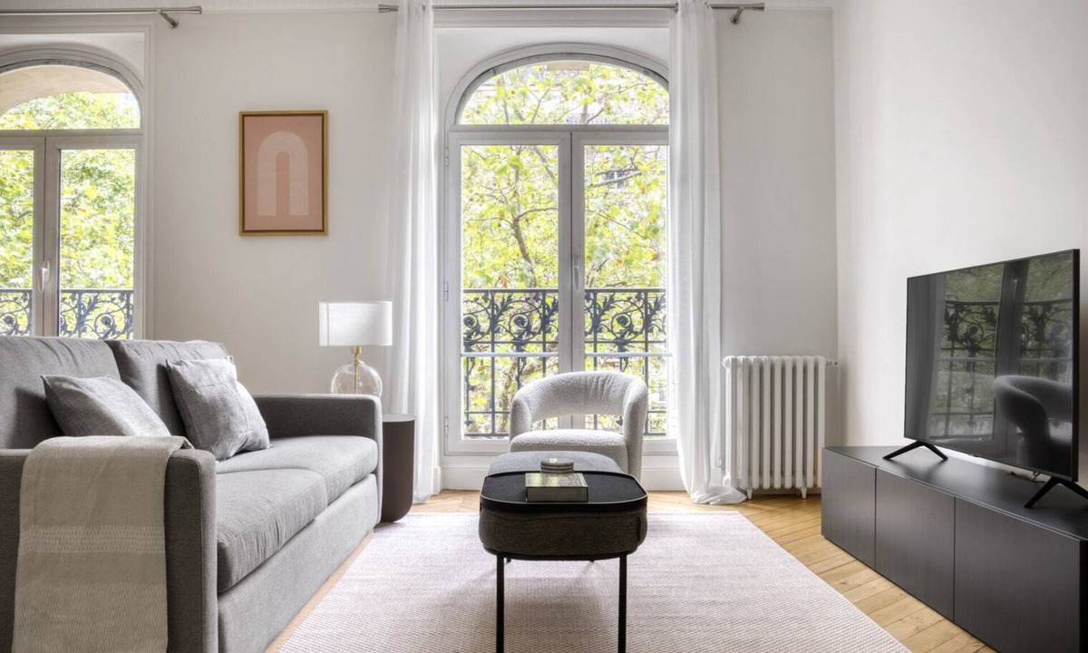 Auteuil Apartment | Blueground | Porte Saint Cloud, concierge