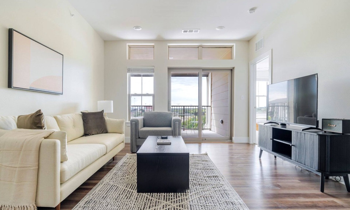 Scofield Farms Apartment | Blueground | Scofield Farms, pool, nr Walnut Creek Park