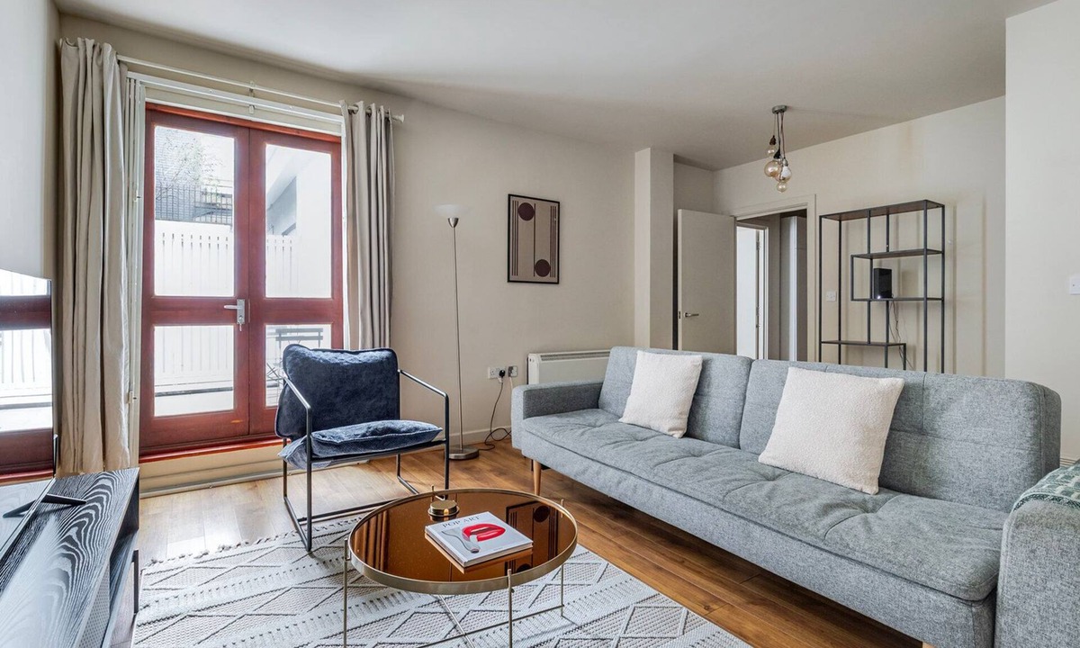 Spitalfields Apartment | Blueground | Spitalfields, terrace, nr St. Mary’s