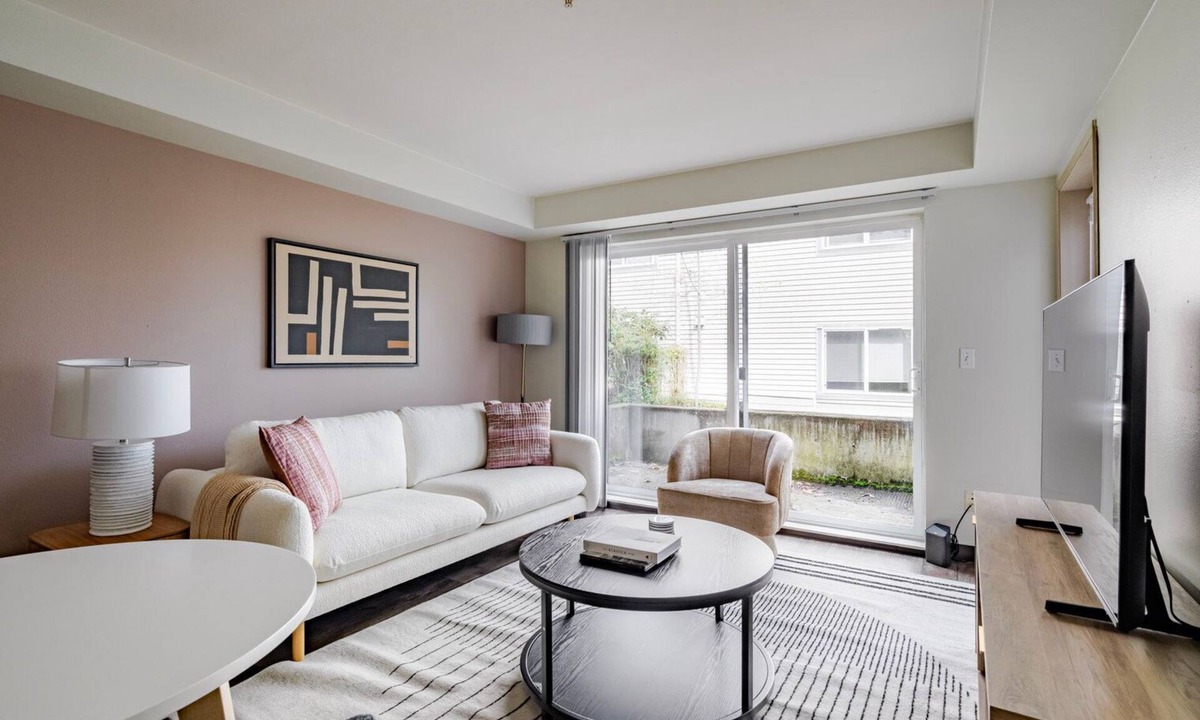 University District Apartment | Blueground | Univ Dist, pet area & elev, nr UW