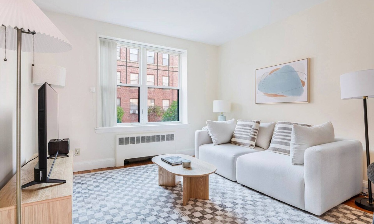 Central Square Apartment | Blueground | Ward Two, pool, nr Prospect Hill Park
