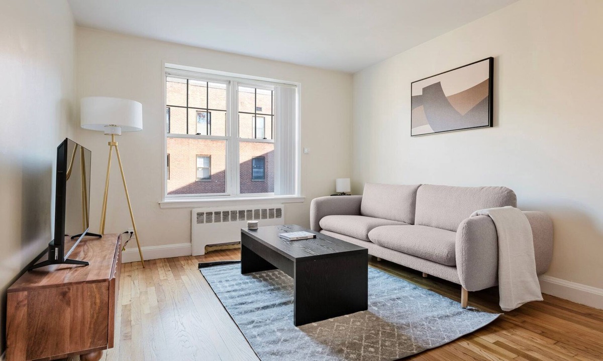 Central Square Apartment | Blueground | Ward Two, pool, nr Prospect Hill Park