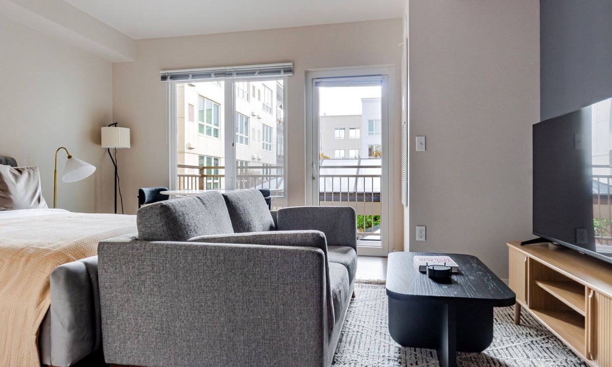 West Bellevue Apartment | Blueground | West Bellevue, balcony, nr Bellevue Park