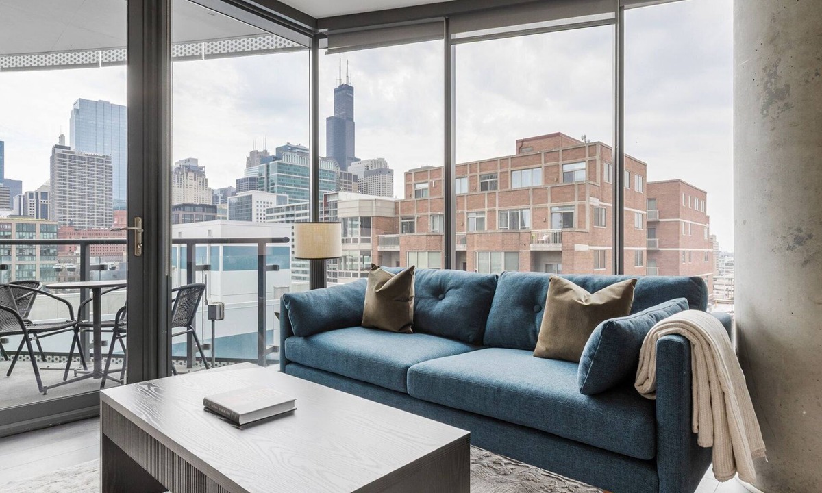 West Loop Apartment | Blueground | West Loop, pool, nr Grant Park