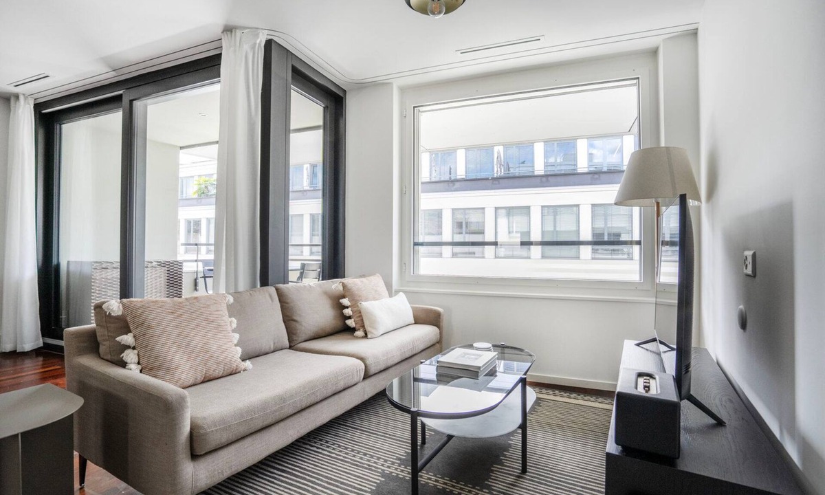 Alt-Wiedikon Apartment | Blueground | Wiedikon, balcony & elev, nr market