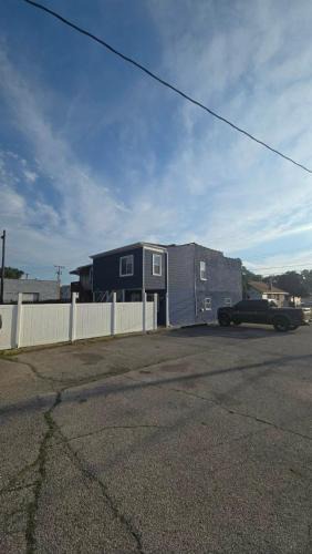 East Chicago Apartment | Bluehouse