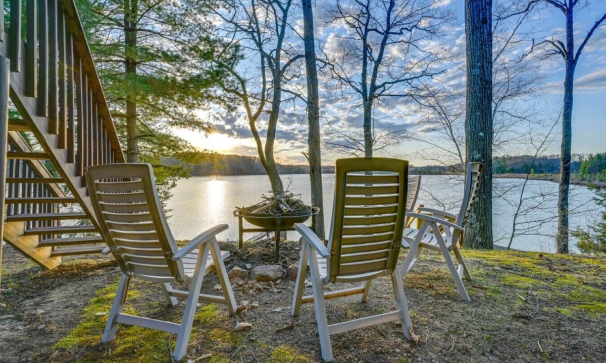Lake House | Bluff Lake Waterfront w Dock, Kayaks & Fire Pit