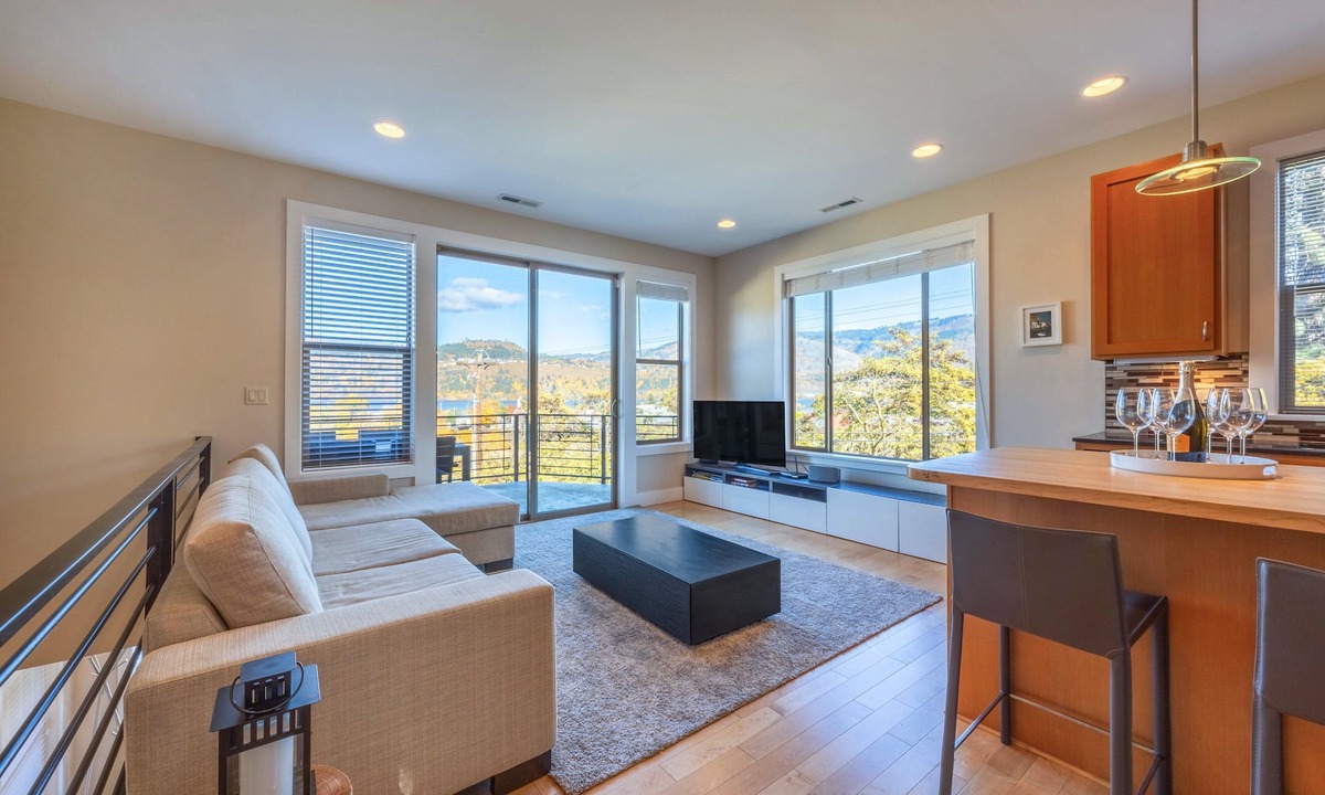 Hood River House | Bluff View - Modern & Beautiful, River Views, Close to Downtown