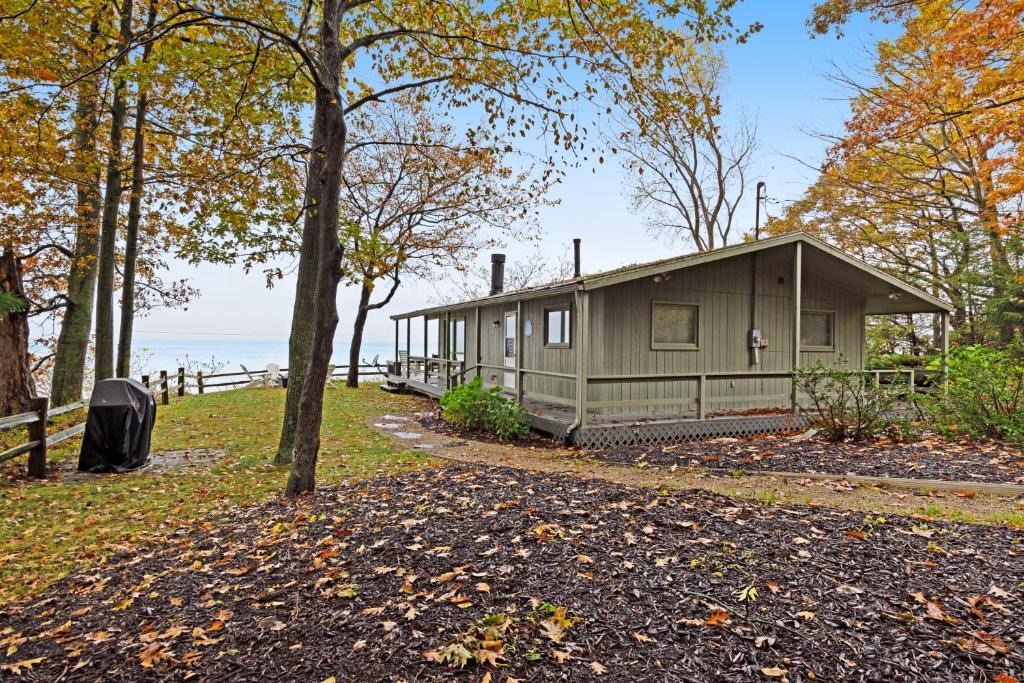 Fennville House | Bluffs Cove