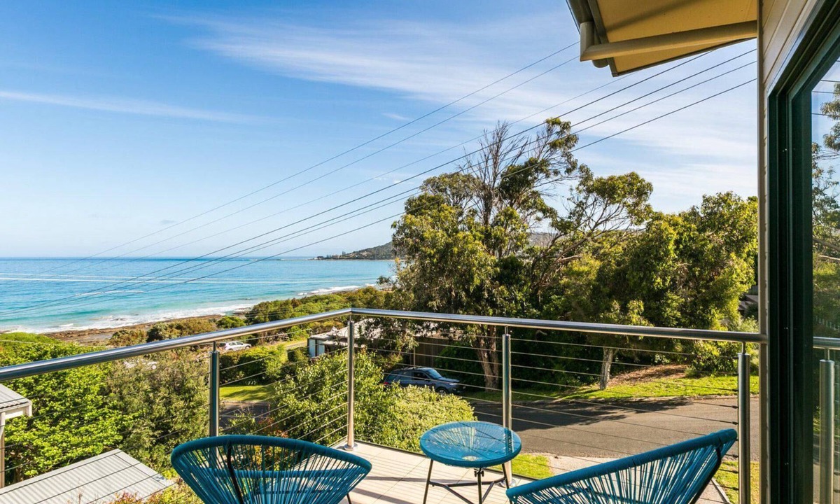 Lorne House | Bluview - Metres From The Beach, Views Included