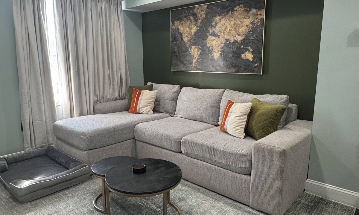 Dundalk House | B’more Restful. Comfortable Townhome -Easy access to everywhere