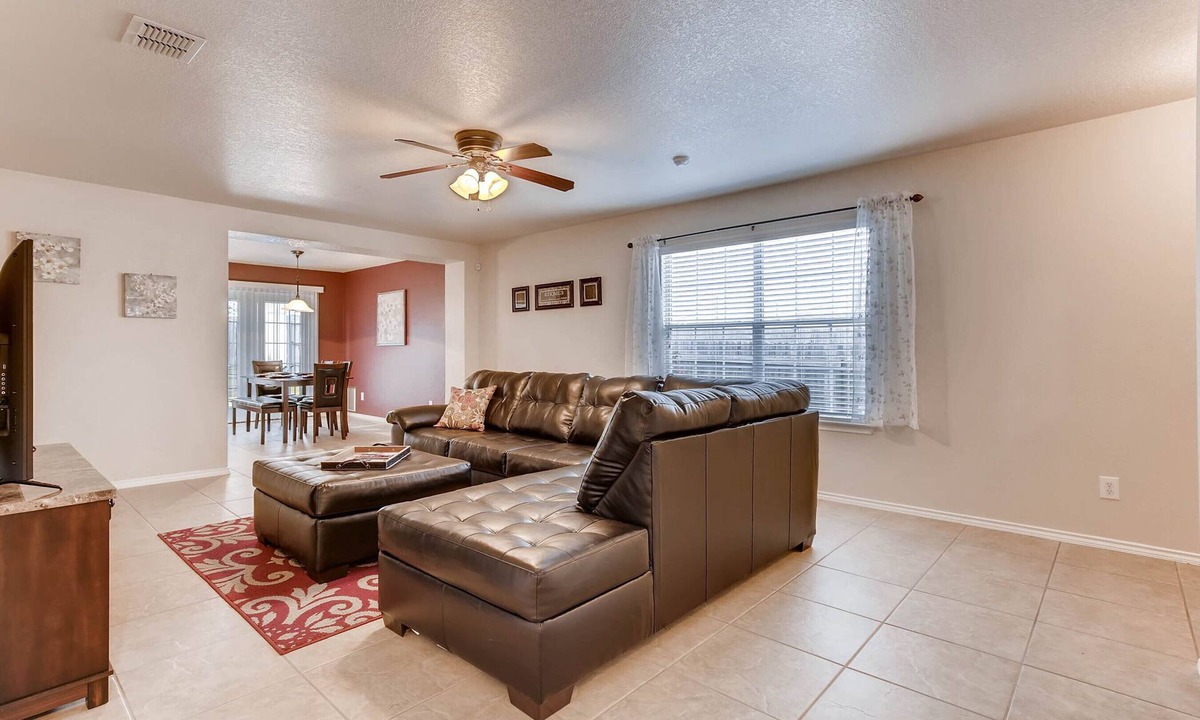West San Antonio House | BMT Grads Stay! Minutes to Lackland + Pool & Theme Parks