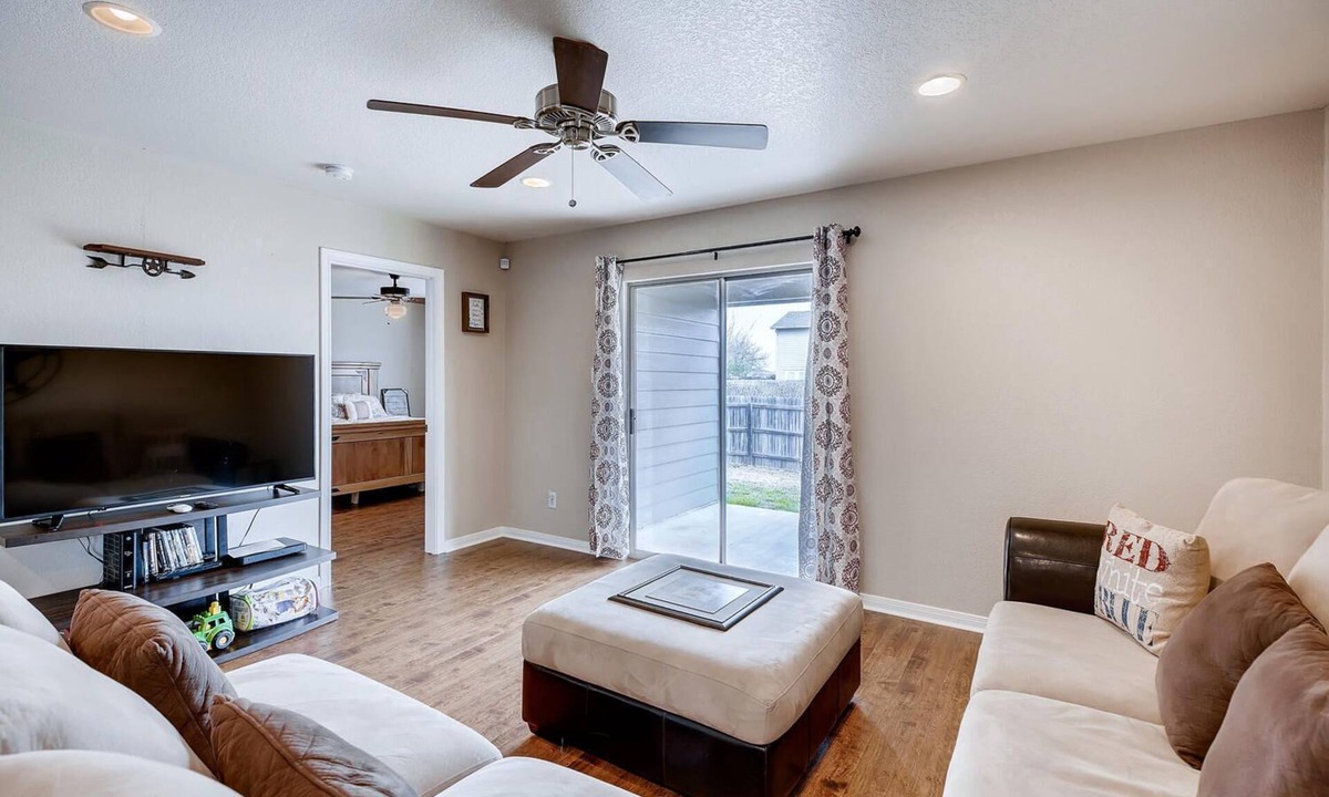 West San Antonio House | BMT Grads Stay! Minutes to Lackland + Community Pool, SeaWorld, Shopping!