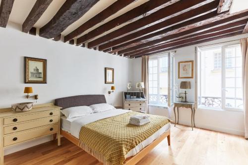 Quartier Sainte-Avoye Apartment | BnBNova - Le Marais