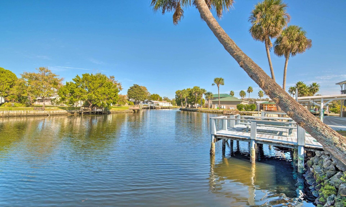 Homosassa House | Boat Dock & Porch: Riverfront Retreat in Homosassa