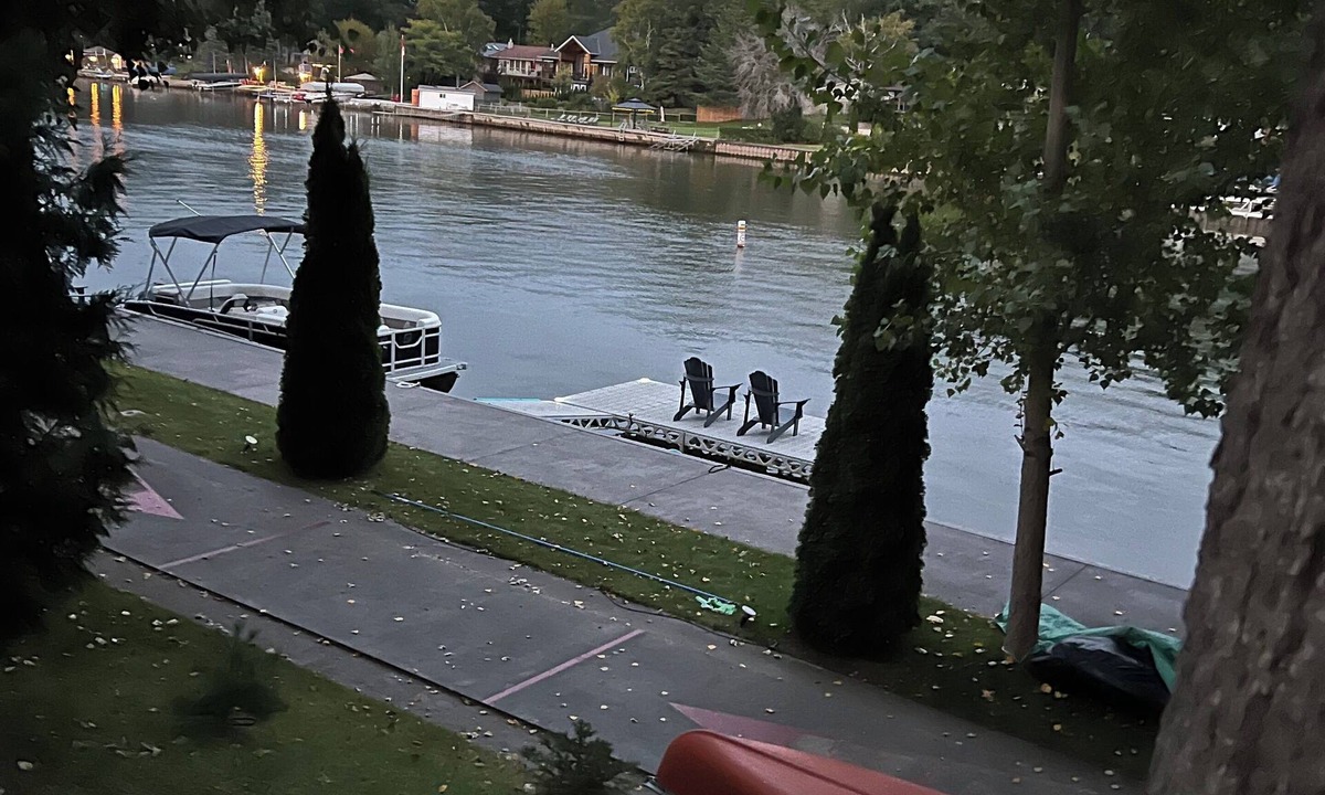Wasaga Beach Cottage | Boat + fish on the river - 5 min walk to beach - 31 Day Min. Stay