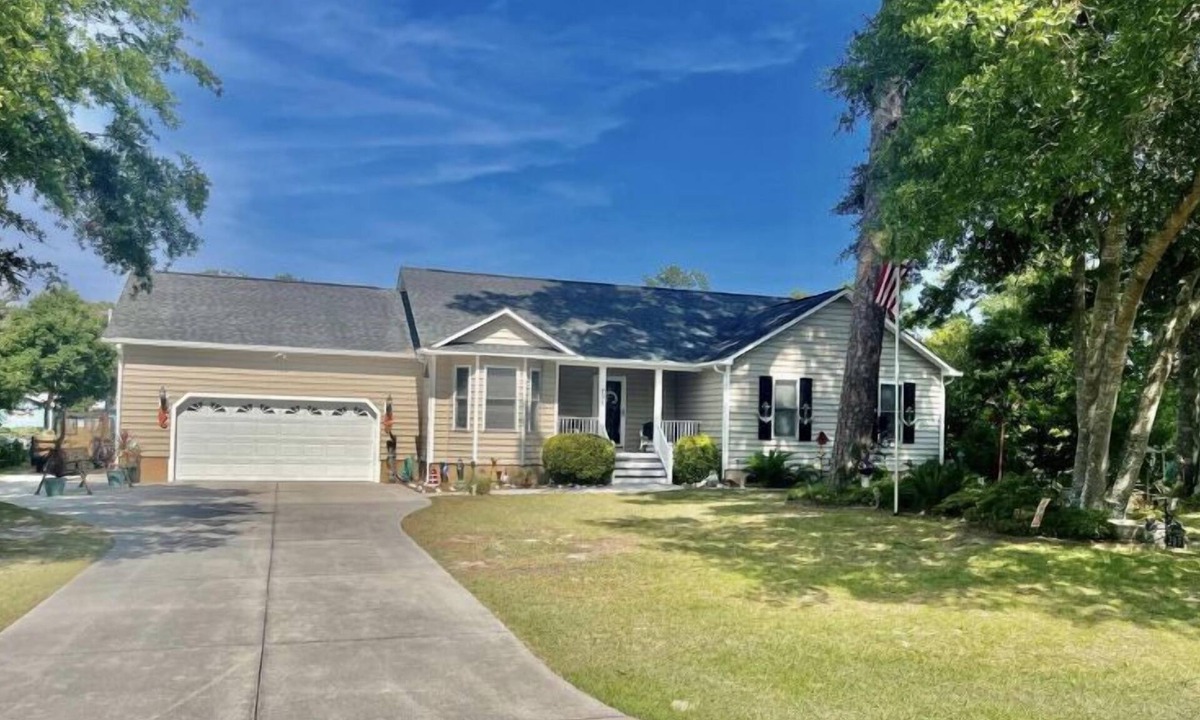 Cape Carteret House | Boat friendly coastal home - 3 minute drive to beach, 5min drive to boat access.