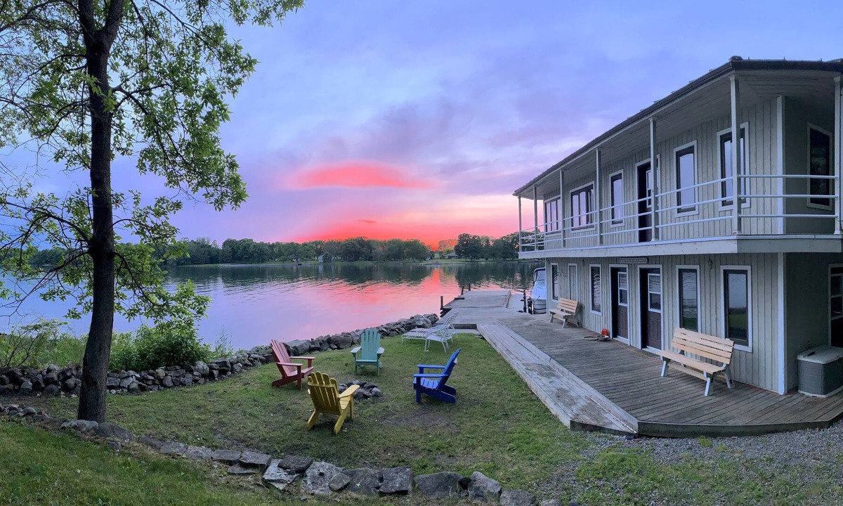 Howe Island Cabin | Boat House with panoramic views and balcony