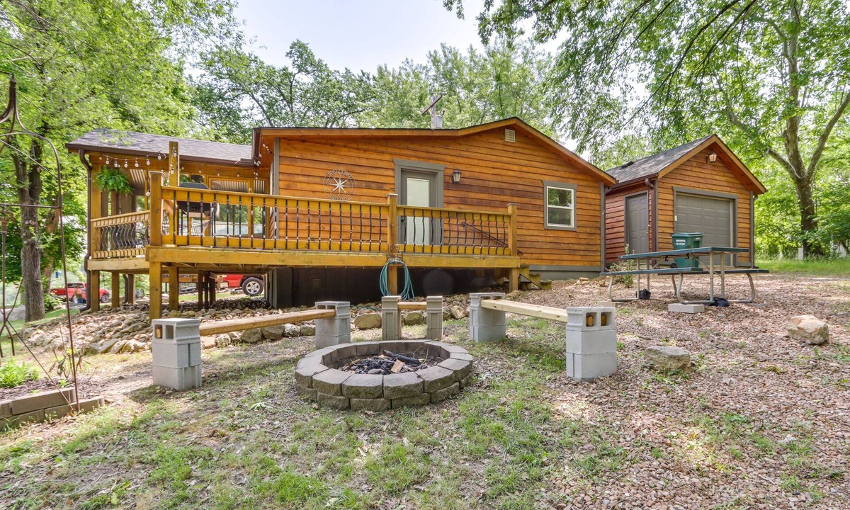 Warsaw Cabin | Boat Launch + Screened Porch: Warsaw Cabin Retreat
