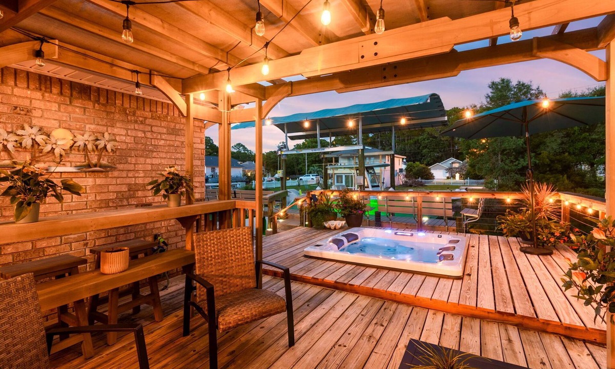 Gulf Breeze Cottage | Boat lift, RV hookups, Hot tub,