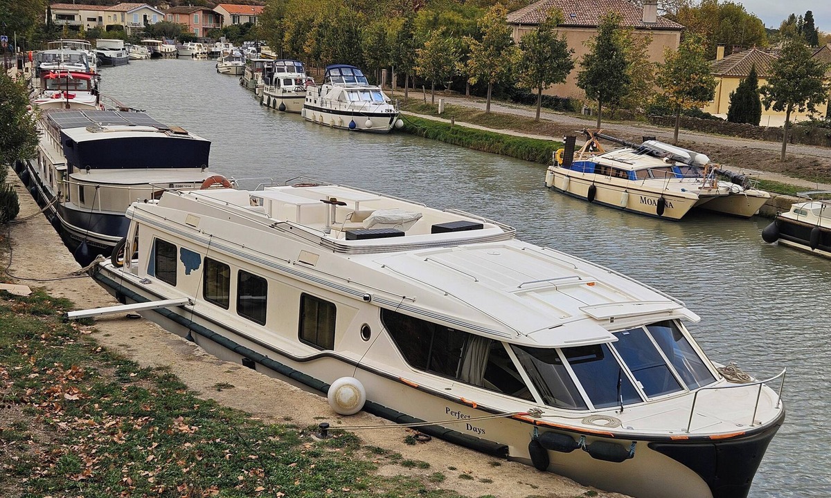 Capestang Boat Rental | BOAT RENTAL with skipper on the CANAL du MIDI from Capestang