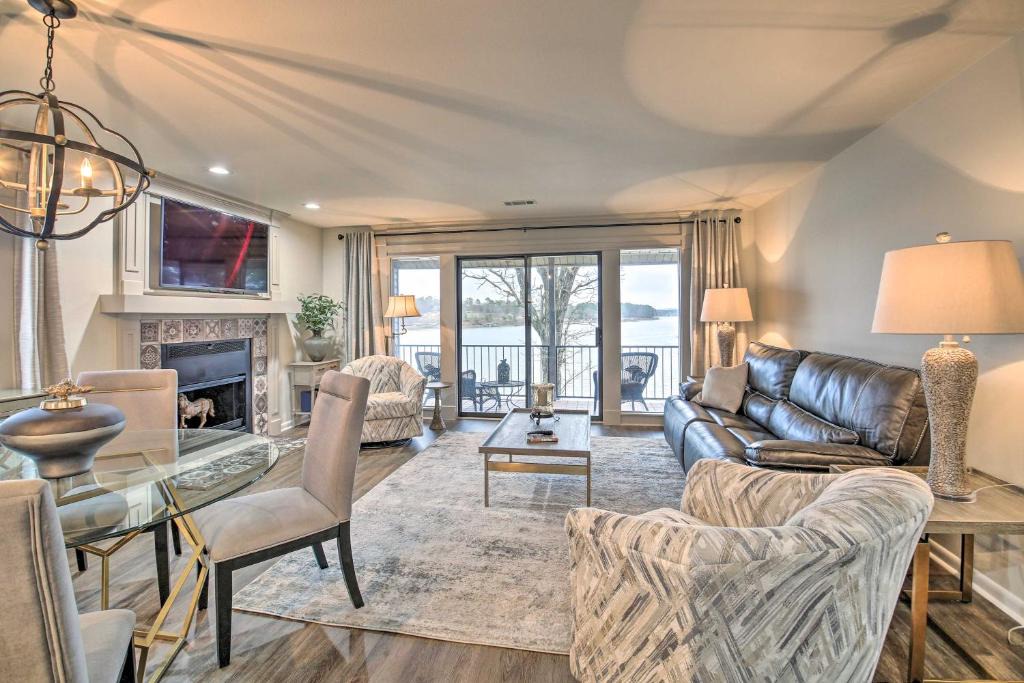 Rockwell House | Boat Slip: Lake Hamilton Condo in Hot Springs!
