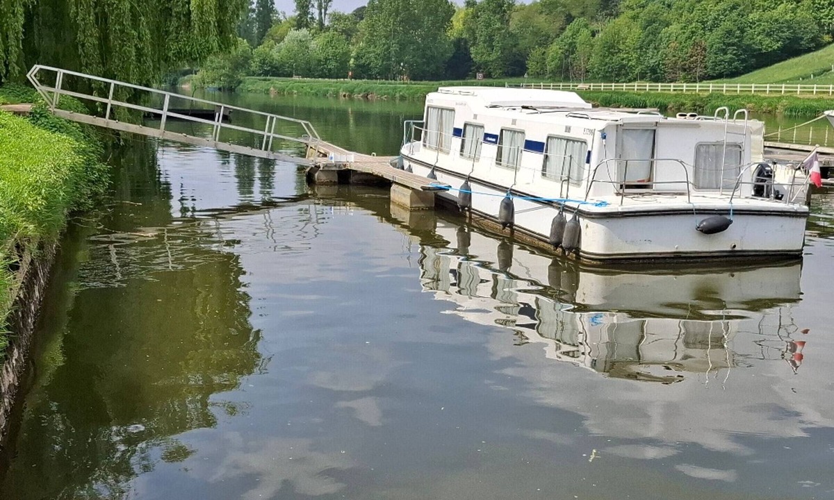 Chenille-Change Boat Rental | Boat stay by the Mayenne - 9 guests
