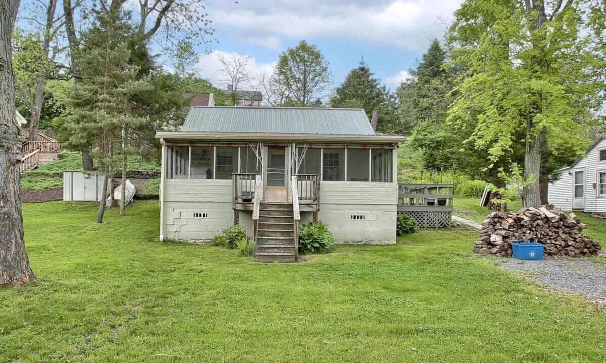 Carlisle Cabin | Bodhi's Cabin: Creekside Getaway